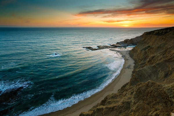 Tahimik na tanawin ng dagat at pampang na nakapapawi